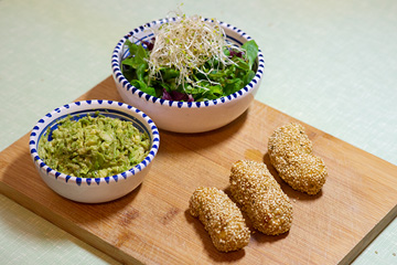 Würzige Sesamkroketten mit Avocado und Salat